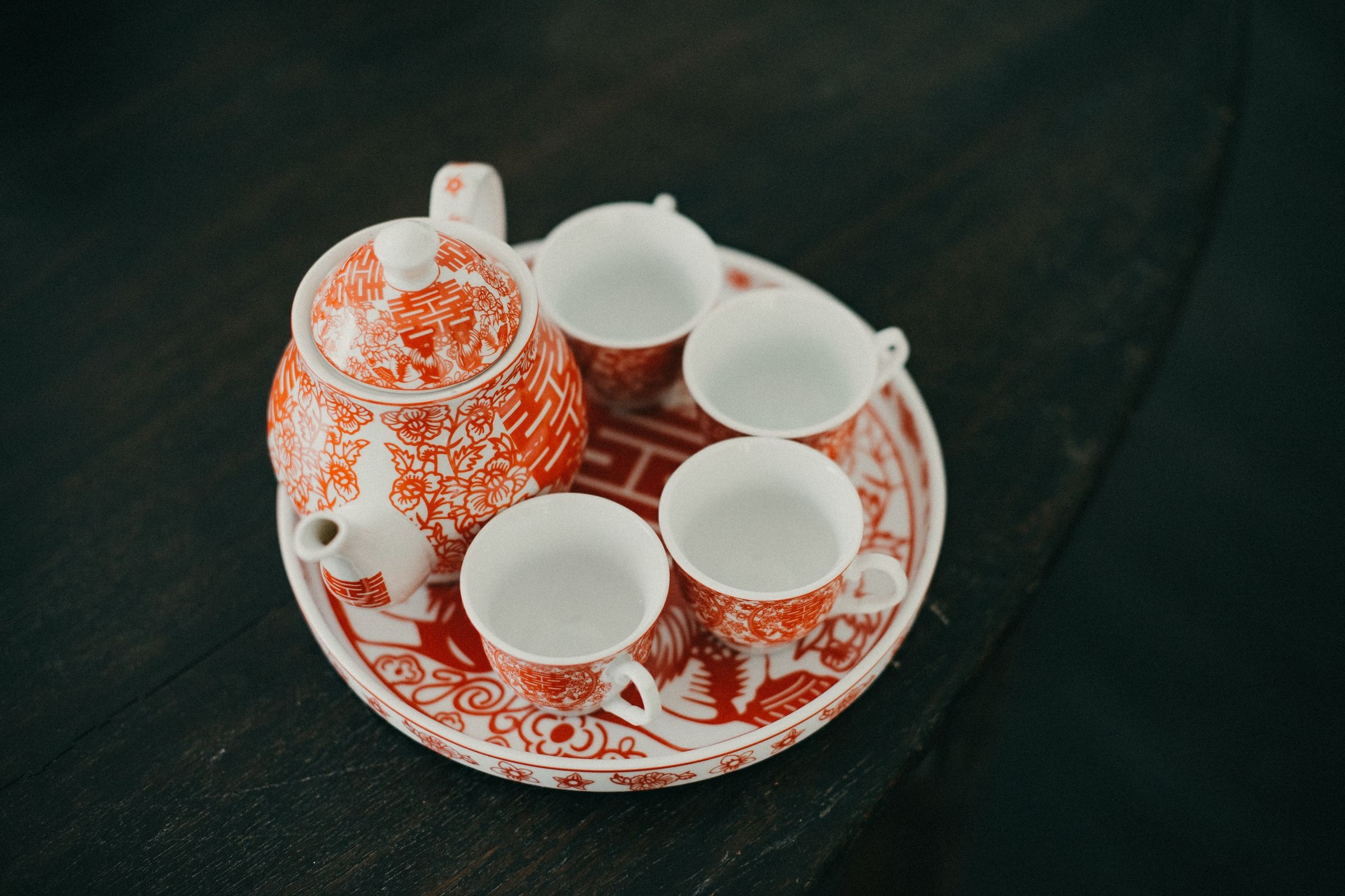 囍字茶具同喜慶茶具擺設，象徵接親後敬茶環節